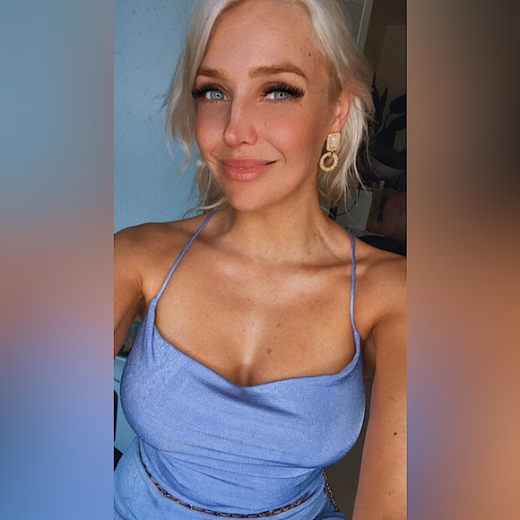 ✨🌈 Gold Square Drop Earrings 🌈✨ - Picture 10 of 14